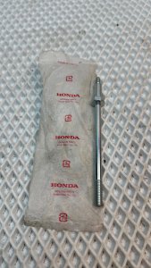 Шпилька крепления клапанной крышки